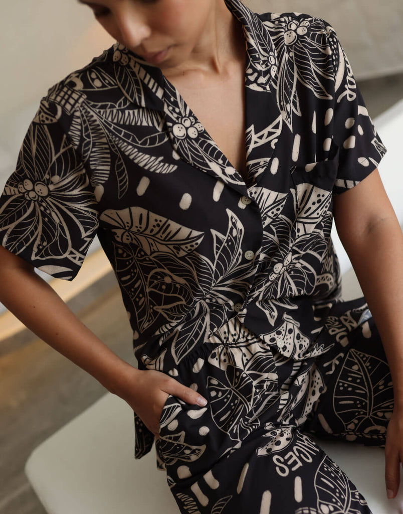 Trópico Negro Set Pantalón Camisa Corta para Mujer